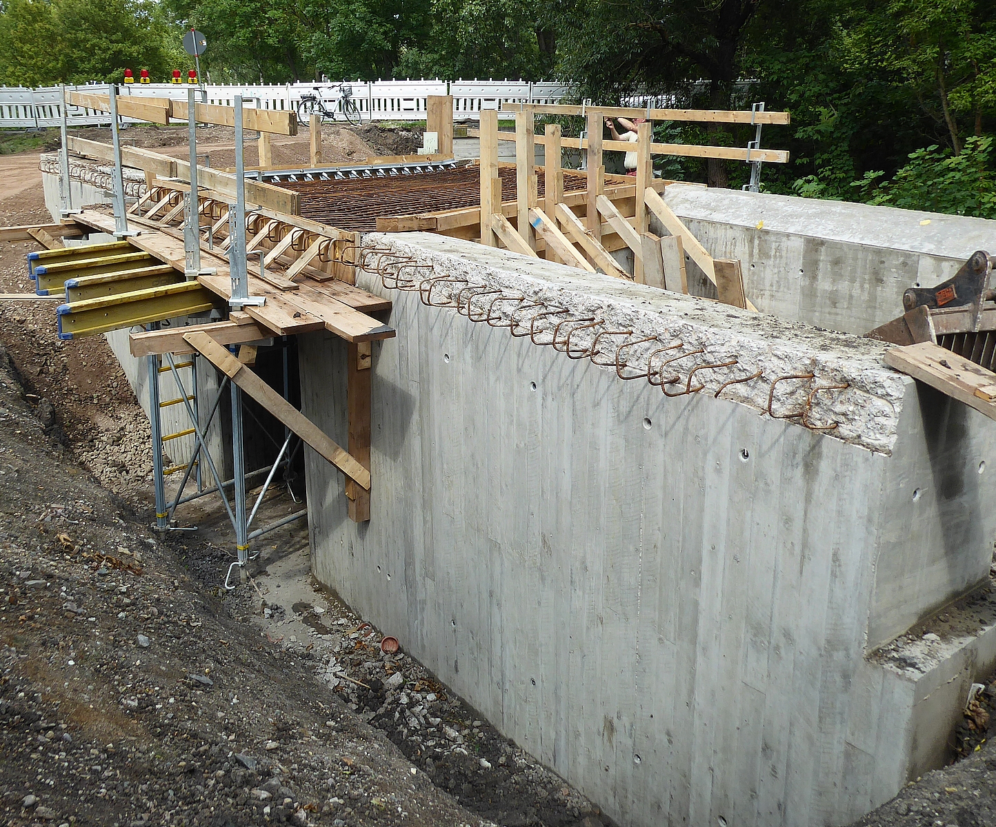 Ersatzneubau Brücke über den Hauptgraben i.Z.d. Biegenweges, offene einfeldrige Rahmenkonstruktion ohne Überschüttung